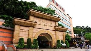 An archway entrance to Shih Hsin University